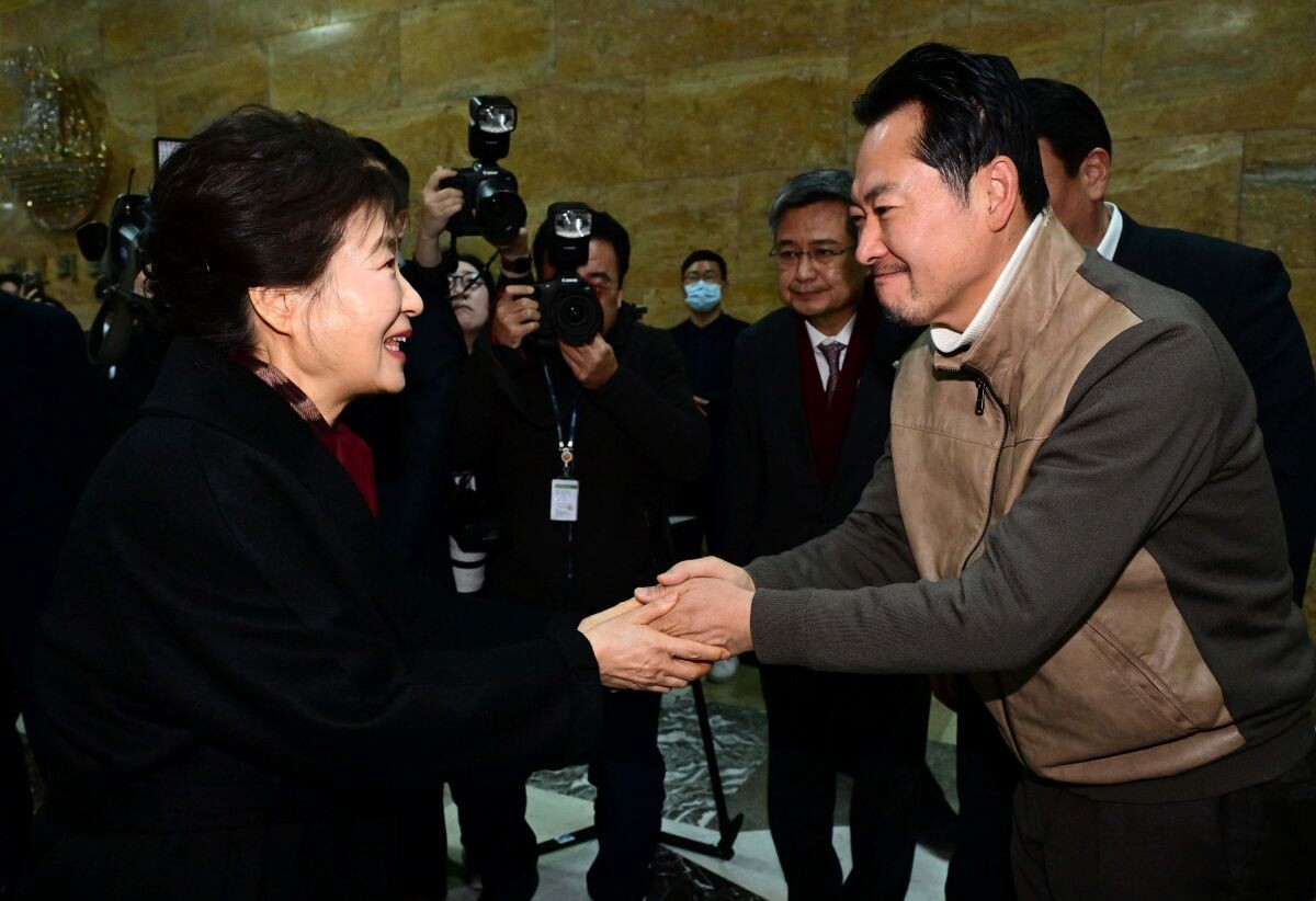 박근혜 전 대통령이 22일 국회 로텐더홀 단식 농성장에서 8일째 단식 중인 장동혁 대표를 방문해 인사하고 있다. 사진=연합뉴스