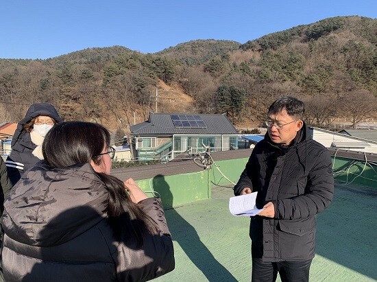 이상진 수도권대기환경청장이 22일 경기도 포천시 가산면 우금1리 소재 마치미마을에 설치된 주민 주도형 태양광 발전설비를 확인하고 있다. (사진=수도권대기환경청 제공)