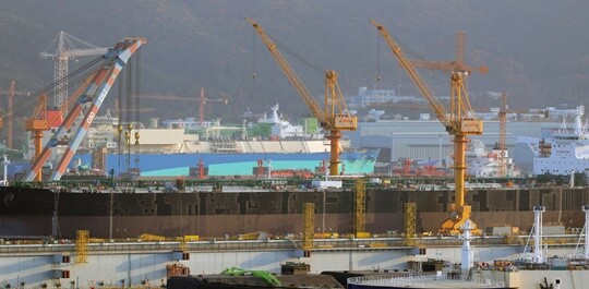 조선 업종에 대한 평가도 우호적이다. 수주 모멘텀이 분명한 종목 중심으로 선별적 강세가 나타날 것이란 전망도 동시에 나온다. 경남 거제시 한화오션 거제사업장. 사진=연합뉴스