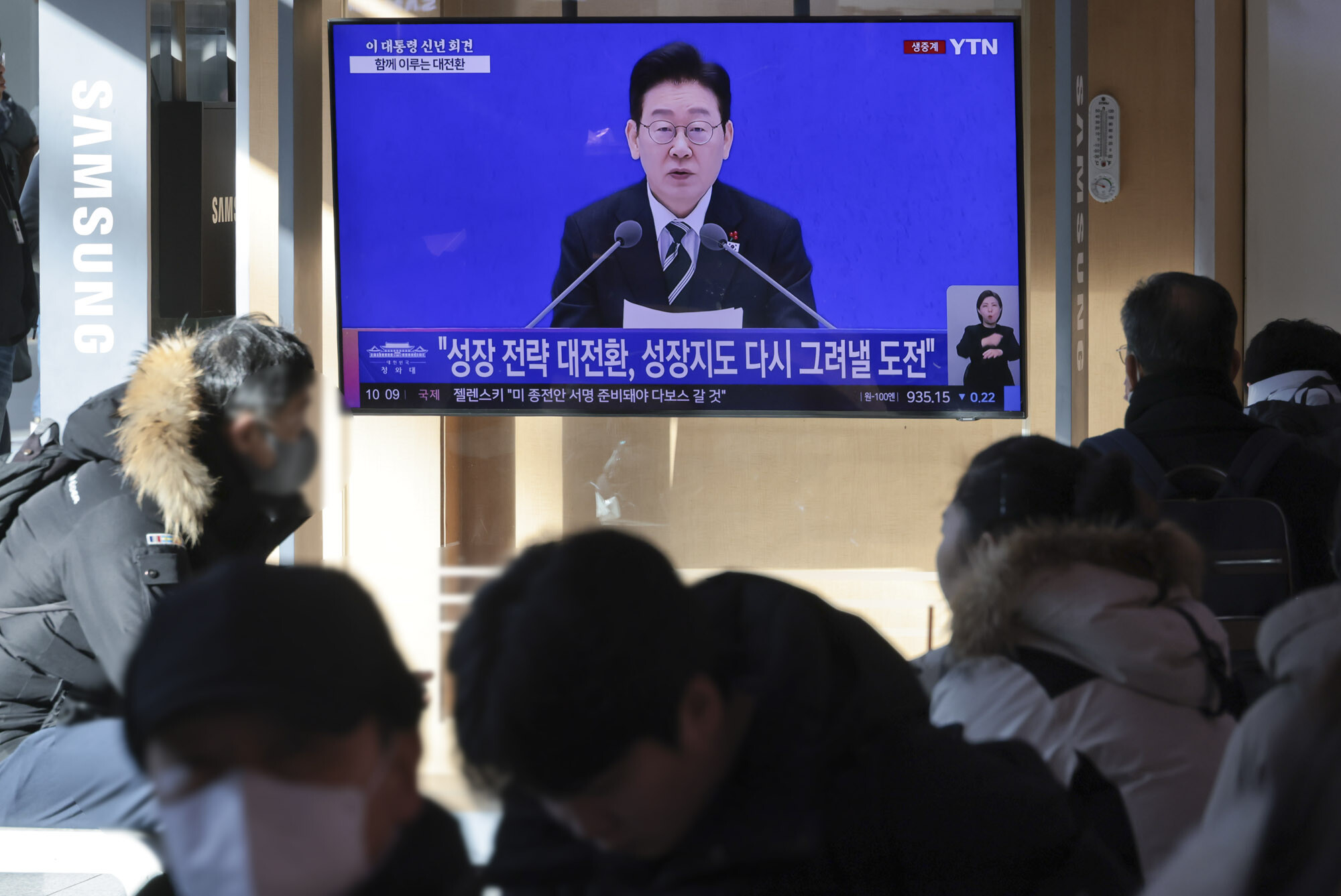 시민들이 이재명 대통령 신년 기자회견이 송출되는 TV를 시청하고 있다. 사진=박정훈 기자