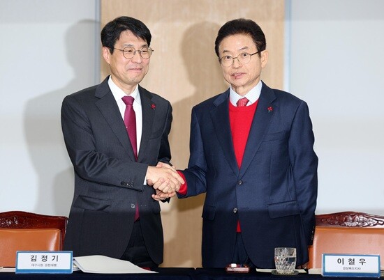 김정기 대구시장 권한대행 행정부시장과 이철우 경북도지사가 행정통합 추진협의 회의에서 악수하고 있다. 사진=연합뉴스