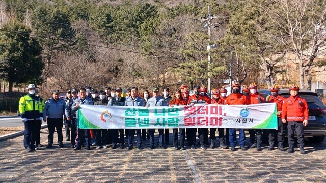 산불재난 대응 유관기관 합동훈련 기념촬영 모습. 사진=사천시 제공