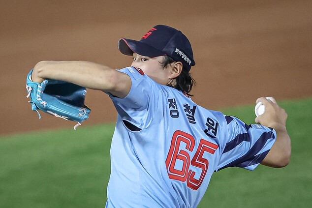 정철원이 아내의 폭로성 발언으로 구설수에 올랐다. 사진=롯데 자이언츠 페이스북