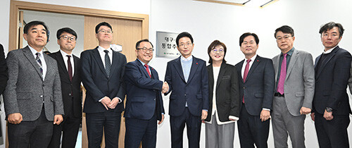 경북도와 대구시가 26일 경북도청에서 '대구경북통합추진단(T/F)' 현판식을 갖고 기념촬영을 하고 있다. 사진=경북도 제공