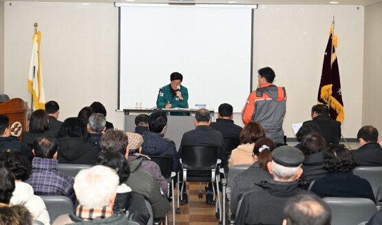 정종복 기장군수가 찾아가는 군정설명회에서 주민들과 소통하고 있다. 사진=기장군 제공