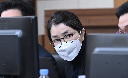 도이치모터스 주가조작과 명태균 공천개입, 통일교 청탁·뇌물수수 혐의 등으로 구속기소 된 김건희 씨가 2025년 12월 3일 서울 서초구 서울중앙지법에서 열린 결심 공판에 출석했다. 사진=사진공동취재단