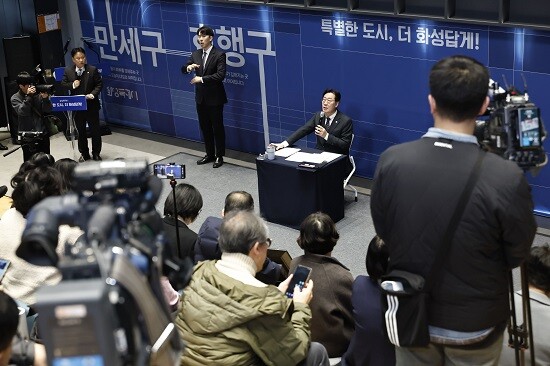 정명근 화성특례시장이 27일 신년 기자회견을 갖고 있다. 사진=화성특례시 제공