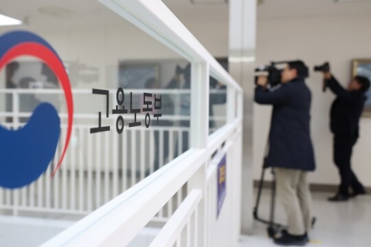 1월 28일 고용노동부는 매장에서 일하는 직원을 프리랜서로 위장해 세금과 사회보험료 납부 부담을 회피하는 이른바 '가짜 3.3' 계약을 적용한 대형 음식점을 적발했다고 밝혔다. 사진=연합뉴스