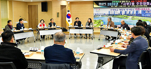조현일 시장이 주민들과 직접 대화하는 시간을 갖고 있다. 이번 조 시장의 주민들과의 간담회와 현장 방문은 지난 7일 진량읍을 시작으로 27일 남부동까지, 한 달간 15개 읍면동을 순회하며 진행됐다. 이 기간 총 600여 명이 함께하며, 생활 불편부터 지역의 미래를 위한 다양한 의견을 나눴다. 사진=경산시 제공