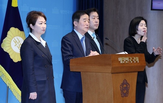 친명계로 분류되는 더불어민주당 이언주·황명선·강득구 최고위원이 1월 23일 국회 소통관에서 정청래 대표의 조국혁신당 합당 제안과 관련해 입장을 밝히고 있다. 사진=이종현 기자