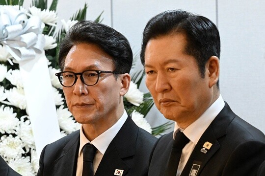 김민석 국무총리(왼쪽)와 정청래 더불어민주당 대표(오른쪽)가 1월 27일 서울 종로구 서울대학교병원 장례식장에 마련된 이해찬 민주평화통일자문회의 수석부의장의 빈소에서 조문객을 맞이하고 있다. 사진=사진공동취재단