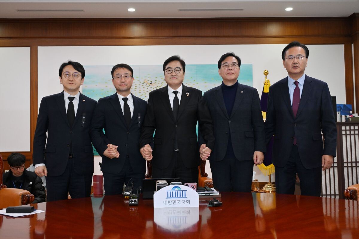 왼쪽부터 천준호 원내운영수석부대표와 한병도 원내대표, 우원식 의장, 송언석 원내대표와 유상범 원내운영수석부대표가 27일 국회에서 만났다. 사진=연합뉴스