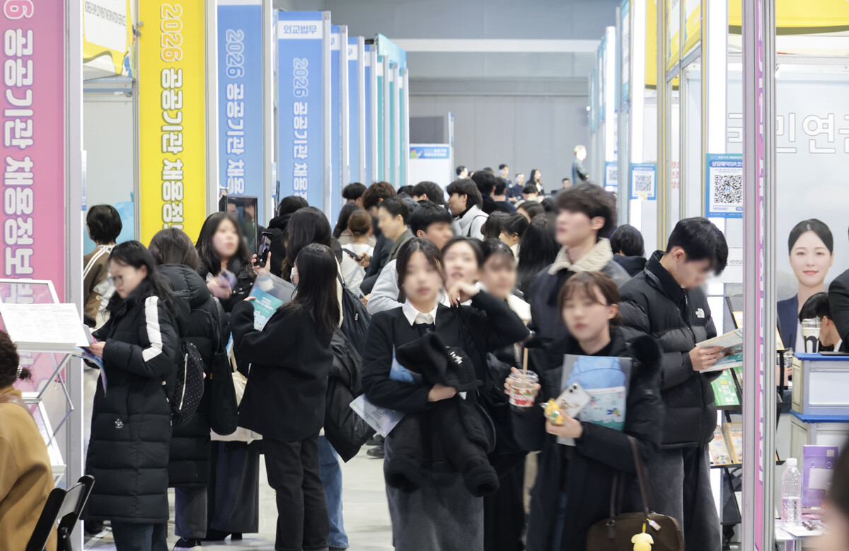 1월 27일 구직자들이 '2026년 공공기관 채용정보 박람회' 채용정보 부스를 둘러보고 있다.