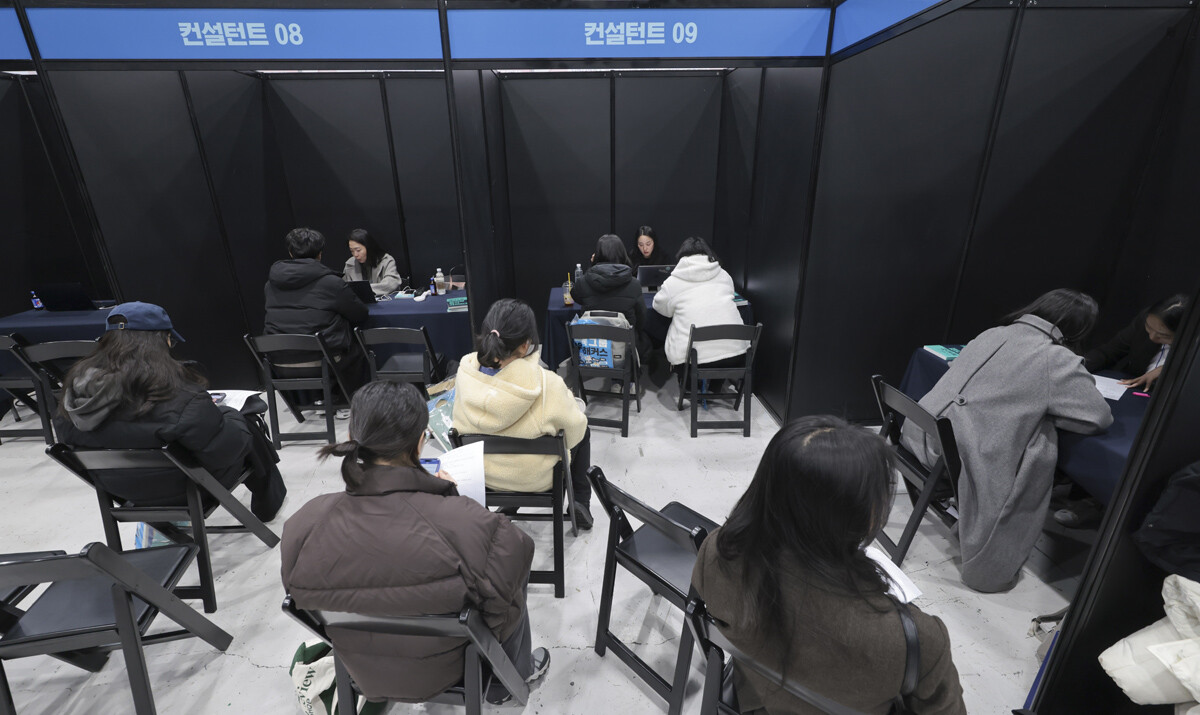 구직자들이 취업 컨설팅을 받고 있다.