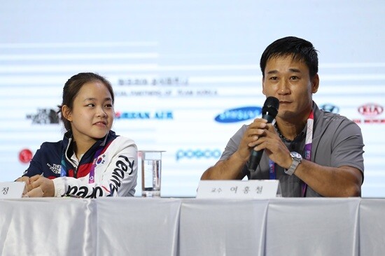 대한민국 사상 첫 부녀 올림픽 메달리스트인 여홍철 대한체조협회 전무이사(오른쪽)와 여서정. 사진=연합뉴스