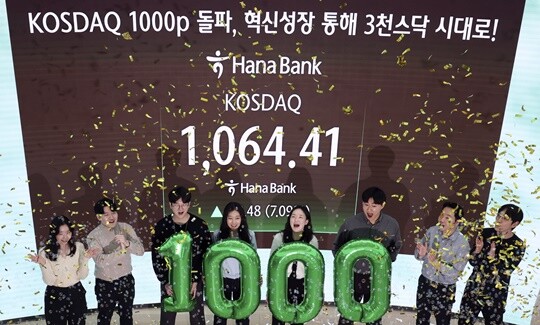 코스닥 지수가 4년 만에 ‘천스닥(1000+코스닥)’ 고지를 넘었다. 1월 26일 서울 중구 하나은행 본점 딜링룸에서 딜러들이 세리머니를 하고 있다. 사진=연합뉴스