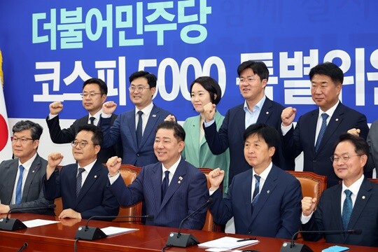정부 정책 지원 기대감도 코스닥 지수 급등의 촉매 역할을 했다. 2025년 6월 더불어민주당 김병기 당대표 직무대행 겸 원내대표가 국회에서 열린 코스피 5000 특별위원회 출범식에서 오기형 위원장을 비롯한 위원들과 함께 기념촬영을 하고 있다. 사진=연합뉴스