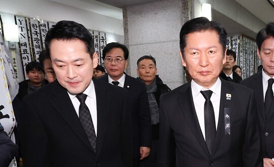 정청래 더불어민주당 대표와 장동혁 국민의힘 대표. 사진=사진공동취재단