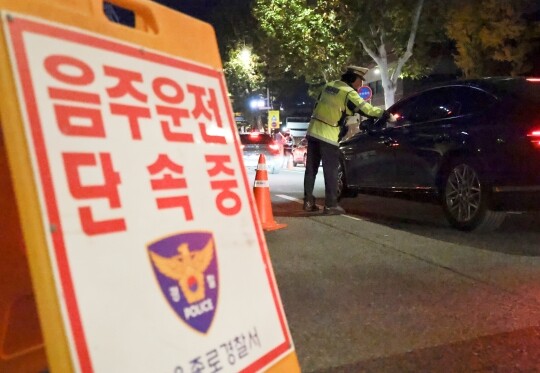 서울의 한 도로에서 경찰이 음주운전 단속을 실시하는 모습으로 기사의 특정 내용과 관련없다. 사진=박정훈 기자