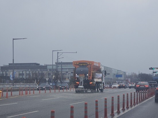 수원특례시가 최대 10cm 눈 예보에 제설제를 살포하고 있다. 사진=수원특례시 제공