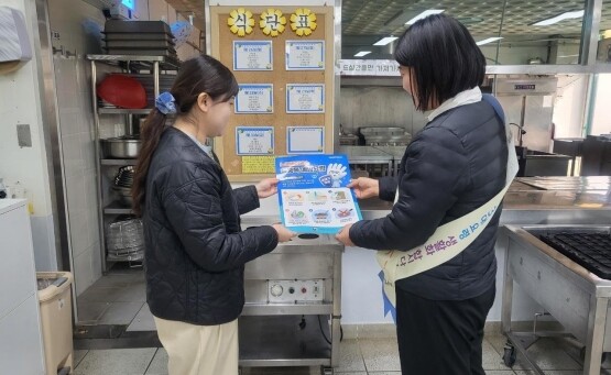 노로바이러스 식중독 예방활동 모습. 사진=김해시 제공