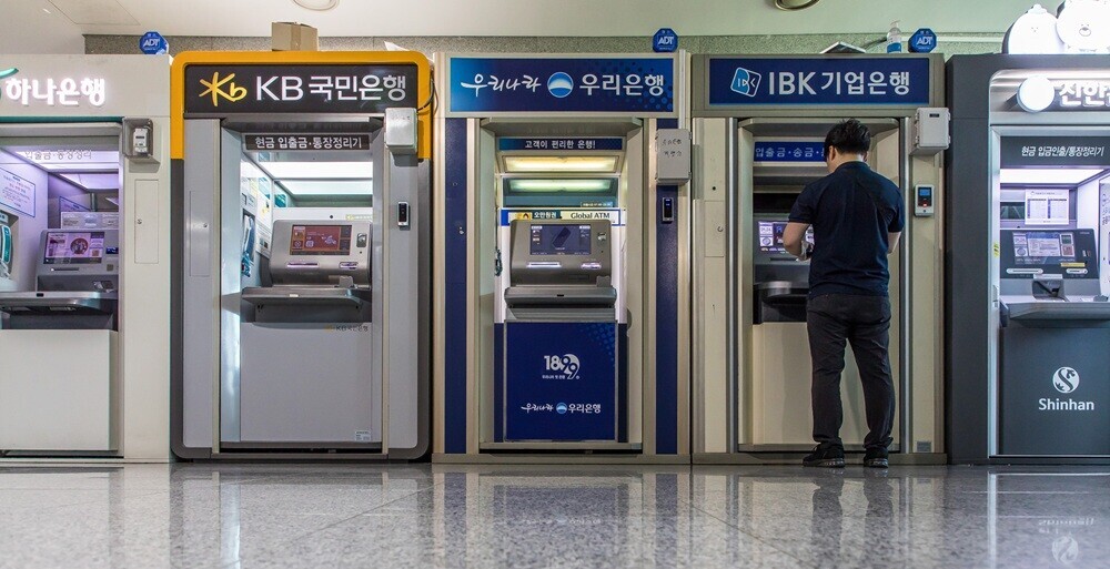 서울 영등포구 국회 의원회관 내 위치한 은행 ATM 기기들. 사진=최준필 기자