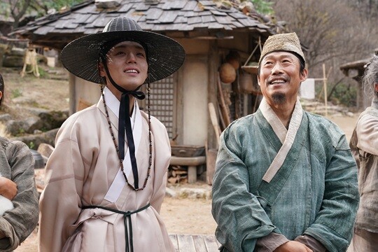 박지훈은 함께 연기한 엄흥도 역의 유해진과 가까워질 수 있었던 비결에 대해 '적절한 거리 조절'이라고 설명했다. 사진=영화 '왕과 사는 남자' 스틸컷