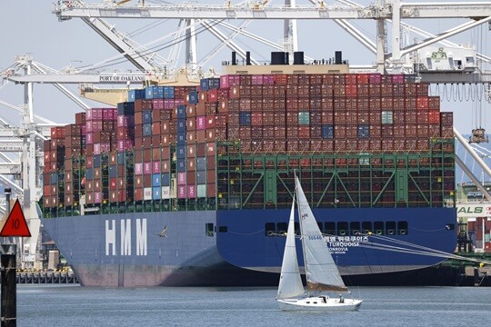 미국 캘리포니아주 오클랜드항에서 운항 중인 HMM 선박.  사진=연합뉴스