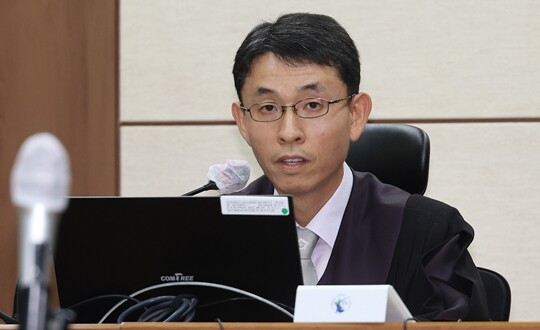 서울중앙지법 형사합의27부의 우인성 부장판사가 2025년 9월 24일 열린 김건희 씨의 특가법상 알선수재 및 자본시장법·정치자금법 위반 등 사건 첫 재판에서 발언하고 있다. 사진=사진공동취재단