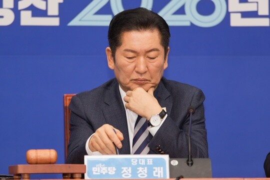 1월 19일 오전 서울 여의도 국회에서 열린 더불어민주당 최고위원회의에 정청래 대표가 참석해 이언주 최고위원의 발언을 경청하고 있다. 사진=이종현 기자