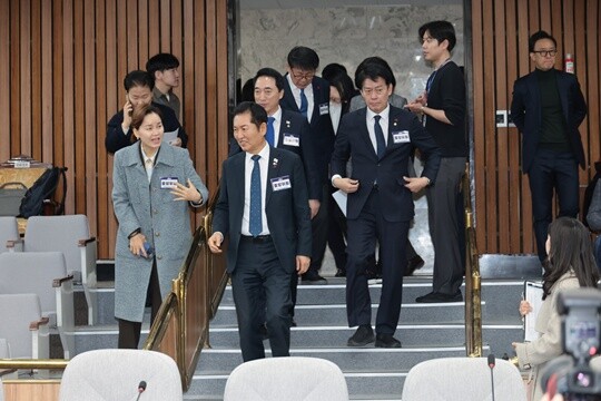 12월 5일 오전 국회에서 열린 더불어민주당 중앙위원회의에서 1인1표제를 비롯한 당헌당규개정을 위한 투표를 온라인으로 진행한다. 정청래대표를 비롯한 중앙위원들이 참석했다. 사진=이종현 기자