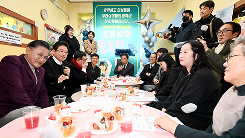 4일 이철우 지사(사진 왼쪽 두번째)가 우리동네 초등방학돌봄터 시설을 방문해 현장 간담회를 갖고 있다. 사진=경북도 제공