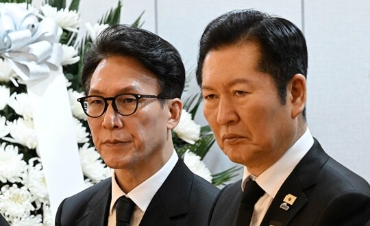 김민석 국무총리와 정청래 더불어민주당 대표가 1월 27일 서울 종로구 서울대학교병원 장례식장에 마련된 이해찬 민주평통 수석부의장의 빈소에서 조문객을 맞이하고 있다. 사진=사진공동취재단