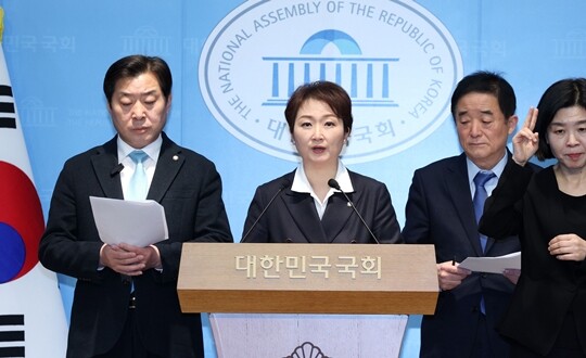 친명계로 분류되는 더불어민주당 이언주 황명선 강득구 최고위원이 1월 23일 국회 소통관에서 정청래 대표의 조국혁신당 합당 제안과 관련해 입장을 밝히고 있다. 사진=이종현 기자
