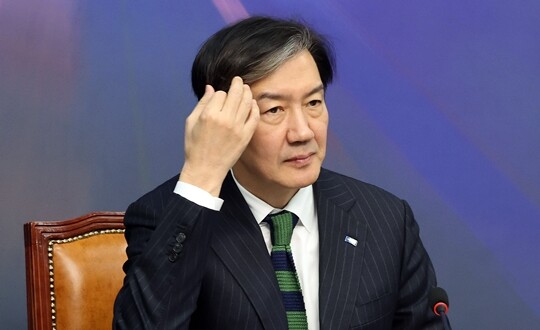 조국 조국혁신당 대표가 2월 4일 국회에서 열린 ‘끝까지 간다’ 특위 회의에 참석, 모두발언에 앞서 머리를 만지고 있다. 사진=연합뉴스