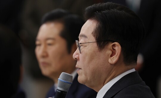 이재명 대통령이 1월 16일 청와대 상춘재에서 열린 정당 지도부 초청 오찬에서 발언하고 있고, 정청래 더불어민주당 대표가 이를 듣고 있다. 사진=연합뉴스