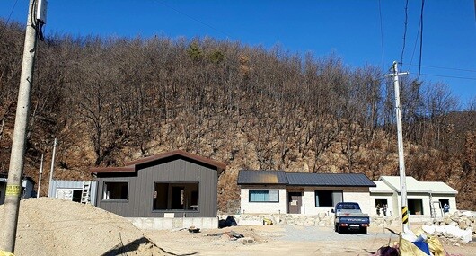 2026년 1월 28일 경북 안동시 일직면 원리 한 마을. 2025년 큰 산불 피해를 입은 이 마을은 복구 작업이 한창이다. 하지만 인근 산의 나무 상당수가 벌목돼 폭우 시 산사태 우려가 따른다. 사진=주현웅 기자