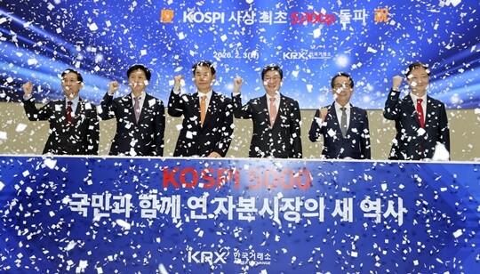 한국 주식시장의 전체 시가총액이 독일과 대만을 제치며 세계 8위로 올라섰다. 지난 2월 3일 이억원 금융위원회 위원장, 정은보 한국거래소 이사장, 이찬진 금융감독원장을 비롯한 참석자들이 서울 영등포구 한국거래소에서 열린 ‘KOSPI 5000 and Beyond’ 세미나에서 기념촬영을 하고 있다. 사진=박정훈 기자