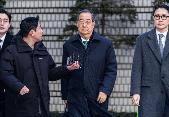 한덕수 전 국무총리가 1월 21일 오후 서울 서초구 서울중앙지법에서 열린 내란 우두머리 방조, 내란 중요임무 종사 혐의 사건 1심 선고공판에 출석하고 있다. 사진=최준필 기자
