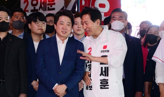 이준석 대표와 오세훈 시장이 2022년 지방선거 당시 대화를 나누는 모습. 사진=국회사진취재단
