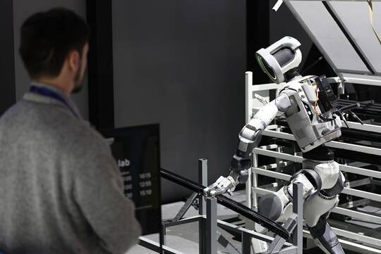 미국 네바다주 라스베이거스에서 열린 CES 2026 현대자동차 부스에서 로봇 아틀라스가 부품 이동을 시연하고 있다. 사진=연합뉴스