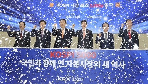 이억원 금융위원회 위원장, 정은보 한국거래소 이사장, 이찬진 금융감독원장을 비롯한 참석자들이 지난 2월 3일 오전 서울 영등포구 한국거래소에서 열린 ‘KOSPI 5000 and Beyond’ 세미나에서 기념촬영을 하고 있다. 사진=박정훈 기자