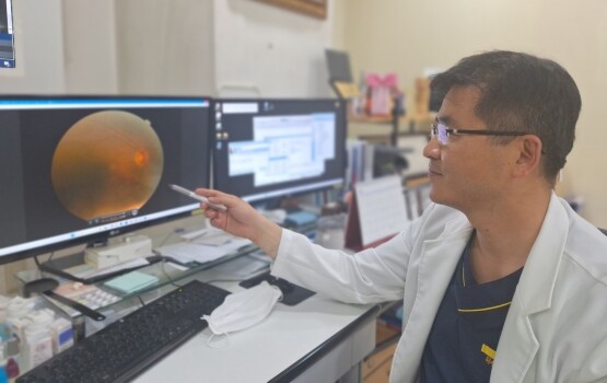 정민수 원장의 진료 장면. 사진=정근안과병원 제공