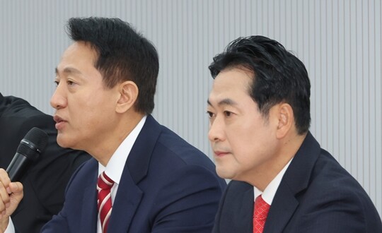 2025년 11월 서울 국민의힘 여의도 당사에서 열린 ‘지방선거총괄기획단-시도 광역단체장 연석회의’에 참석한 장동혁 대표와 오세훈 서울시장. 사진=연합뉴스