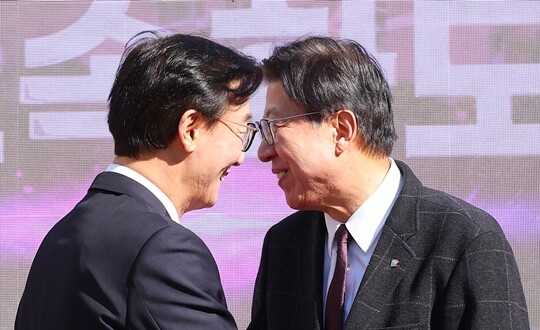 박형준 부산시장과 더불어민주당 전재수 의원이 2월 9일 부산 북구 IC에서 열린 만덕~센텀 고속화도로 개통식에서 인사를 나누고 있다. 사진=연합뉴스