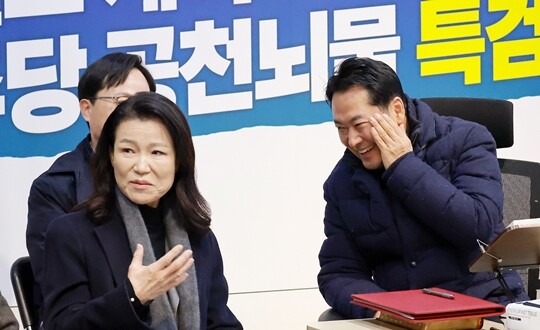 지난 1월 16일 이진숙 전 방송통신위원장이 단식 농성하고 있는 국민의힘 장동혁 대표를 찾아 대화를 나누고 있다. 사진=연합뉴스