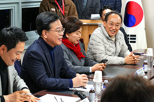 11일 추경호 의원(오른쪽 첫번째)이 대구창조경제혁신센터에서 당 지도부와 함께 스타트업 대표 등 기업인을 만나고 있다. 사진=사진=추경호 의원실 제공