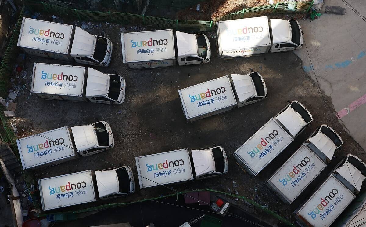 서울의 한 주차장에 세워진 쿠팡 배송 차량. 사진=연합뉴스