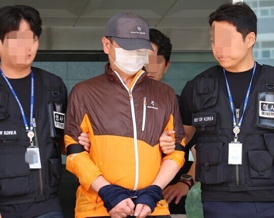 인천 송도의 한 아파트에서 생일상을 차려준 아들을 사제 총기로 살해한 조 아무개 씨(63)가 1심에서 무기징역을 선고받았다. 조 씨가 검찰에 송치되는 모습. 사진=연합뉴스
