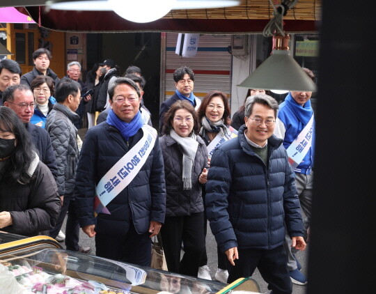 조원시장을 찾은 김동연 지사와 김승원 의원. 사진=경기도